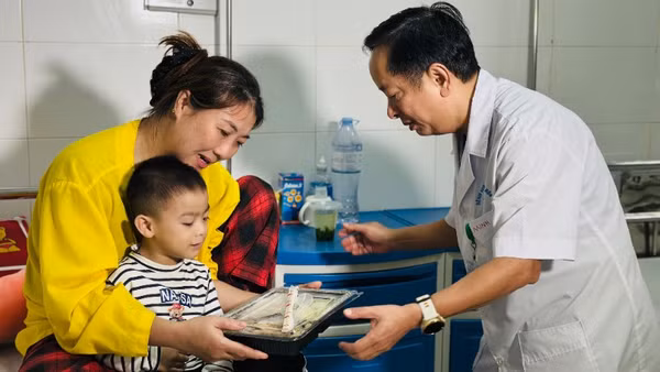 Suất cơm nghĩa tình được bác sĩ trao tới bệnh nhi.