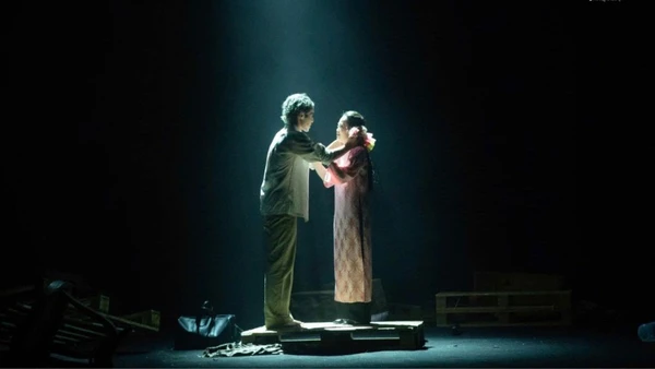 Một cảnh trong vở kịch "Ngày mai trời lại sáng" của sân khấu LucTeam.