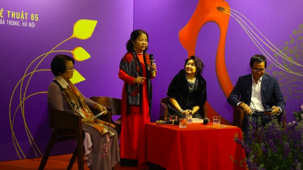 Các nhà thơ nữ họ Đoàn chia sẻ về tập sách in chung.