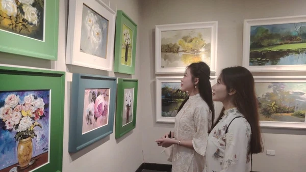 Công chúng trẻ thưởng thức triển lãm "Sắc quê 7".