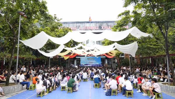 Tọa đàm được tổ chức quy mô, thu hút hơn 450 phụ huynh và đội ngũ chuyên gia giáo dục trong nước và quốc tế.