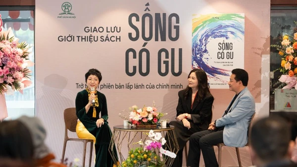 MC Thảo Vân dẫn dắt chương trình ra mắt sách.