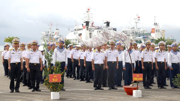 Nhiều năm qua đào và quất xuân luôn được tặng ra Trường Sa.
