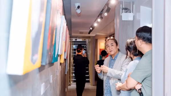 Họa sĩ Hàn Quốc Son Yun Seok giới thiệu tác phẩm tới công chúng.