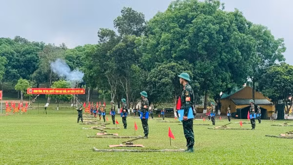 Các văn nghệ sĩ được Quân đoàn 12 tạo điều kiện tốt nhất trong chuyến đi thực tế.