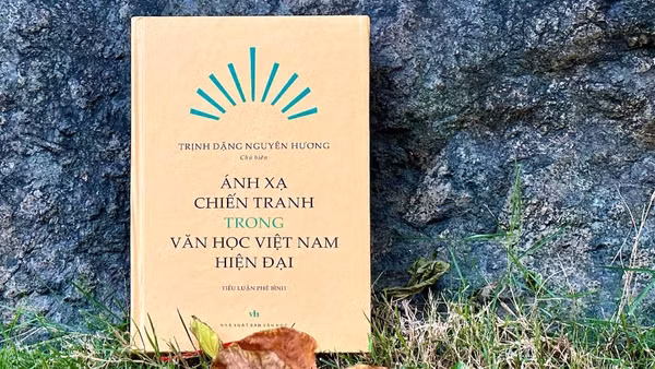 Tập tiểu luận phê bình "Ánh xạ chiến tranh trong văn học Việt Nam hiện đại".