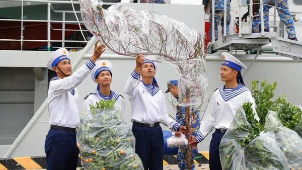 Những người lính trẻ bên đào và quất xuân đón Tết Bính Ngọ 2026.