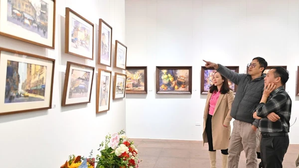 Một góc không gian triển lãm "Chuyện màu nước - Vietnam Watercolor Artists".