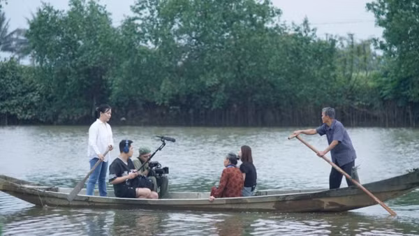 Hình ảnh trong quá trình thực hiện phim tài liệu "Chuyến tàu Hòa Bình".