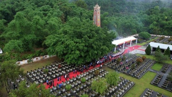 Một cảnh trong phim tài liệu "Nối mạch nghĩa tình".