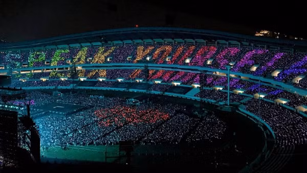 Concert là không gian gắn kết nghệ sĩ và người hâm mộ.