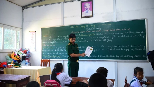 Người lính-người thầy giảng bài cho các em học sinh trên đảo Hòn Chuối.
