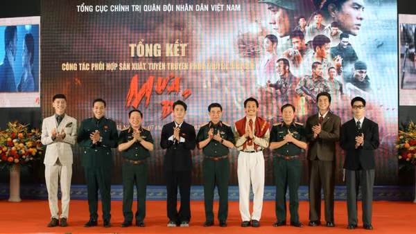 Đại tướng Phan Văn Giang cùng các đại biểu chúc mừng đội ngũ diễn viên trẻ trong phim "Mưa đỏ".