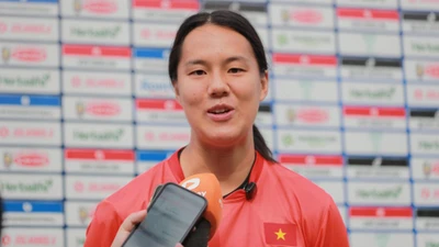 Tuyển thủ Việt kiều Nguyễn Hoàng Nam Mi chia sẻ với truyền thông trước buổi tập. (Ảnh: VFF)