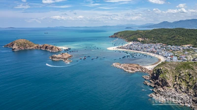 Làng chài Nhơn Hải được "ôm ấp" bởi những màu xanh bao la của núi rừng và biển cả.