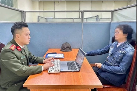 Cơ quan công an làm việc với trường hợp vi phạm.