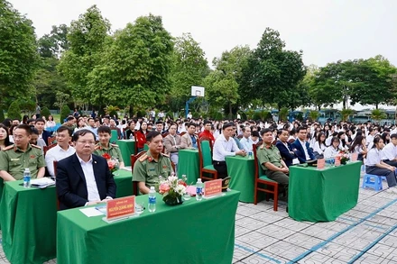 Các đại biểu trong buổi lễ ra mắt mô hình.