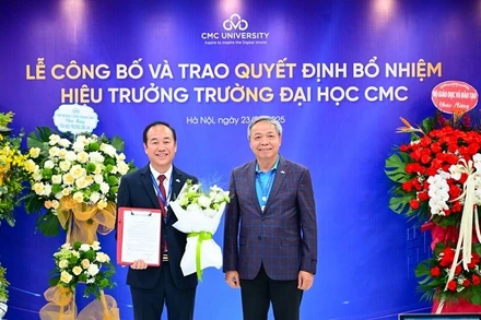 Ông Nguyễn Trung Chính, Chủ tịch Tập đoàn CMC trao quyết định bổ nhiệm cho Phó Giáo sư, Tiến sĩ Nguyễn Thanh Tùng.