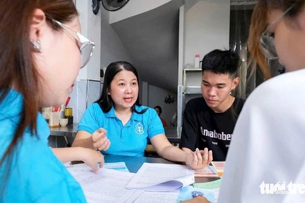 Cán bộ bảo hiểm xã hội tư vấn chính sách bảo hiểm xã hội cho người dân. (Ảnh Tuổi trẻ online)