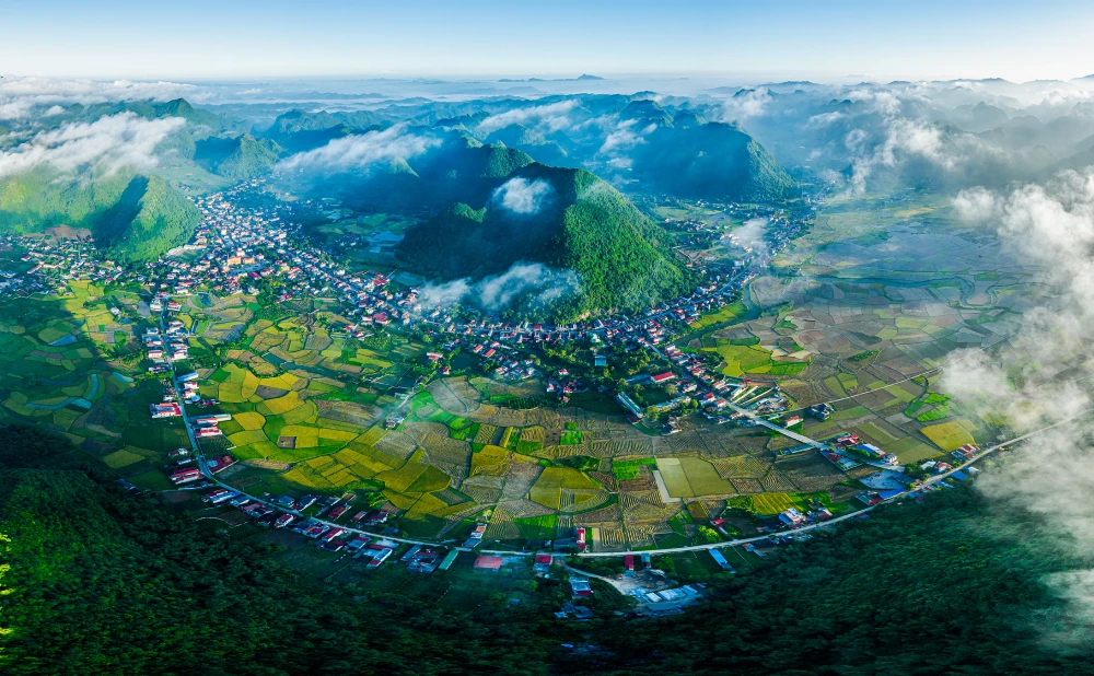 Làng Quỳnh Sơn nằm trong thung lũng, ở độ cao hơn 600m, giữa các dãy núi đá vôi cho nên quanh năm nhiều sương mù, mây phủ. (Ảnh: VĂN TRƯỜNG).