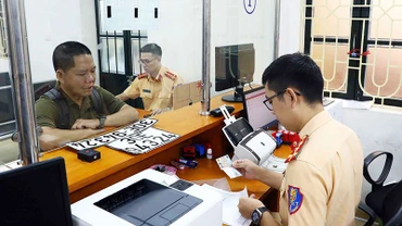 Bộ Tài chính chính thức áp dụng mức thu mới đối với lệ phí đăng ký, cấp biển số phương tiện giao thông cơ giới đường bộ từ 1/7/2025. (Ảnh: BÁO NHÂN DÂN)