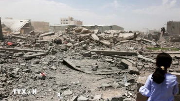 Cảnh đổ nát sau vụ không kích của Mỹ tại Sanaa, Yemen. (Ảnh: THX/TTXVN) 