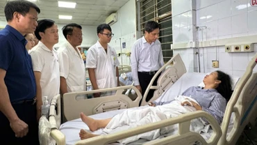 Lãnh đạo tỉnh Quảng Ninh, đến thăm hỏi, động viên các nạn nhân của vụ lật tàu trên Vịnh Hạ Long đang được điều trị, chăm sóc tại Bệnh viện đa khoa tỉnh Quảng Ninh. (Ảnh: QUANG THỌ)