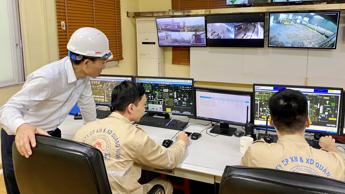 Giám sát các thông số quan trắc môi trường tại Phòng vận hành trung tâm của Nhà máy Xi-măng Lam Thạch 2, tỉnh Quảng Ninh. (Ảnh HOÀNG NGA)
