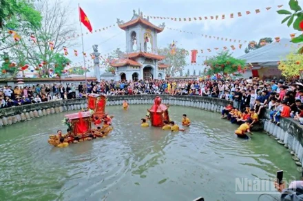 Màn rước kiệu dưới nước được diễn ra vào ngày mồng 9 tháng Giêng hằng năm tại lễ hội đền, chùa Phượng Vũ (xã Vũ Thư, tỉnh Hưng Yên).