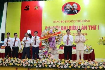 Bí thư Tỉnh ủy Hưng Yên Nguyễn Hữu Nghĩa tặng hoa chúc mừng Đại hội đại biểu Đảng bộ phường Thái Bình lần thứ nhất, nhiệm kỳ 2025-2030.