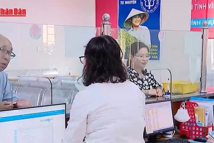 [Video] Hơn 81,5% người nhận lương hưu, trợ cấp qua tài khoản cá nhân