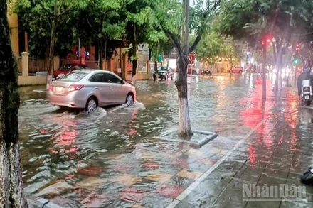 Mưa lớn làm nhiều tuyến phố tại phường Trần Hưng Đạo, phường Trà Lý (tỉnh Hưng Yên) ngập nặng.