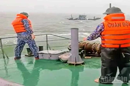 Cán bộ, chiến sĩ Bộ đội biên phòng thực hiện lai dắt thành công phương tiện (bè) của ngư dân Thanh Hóa chết máy, trôi dạt trên biển chiều 19/7/2025.