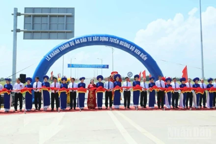 Nghi thức cắt băng khánh thành tuyến đường bộ ven biển tỉnh Hưng Yên.