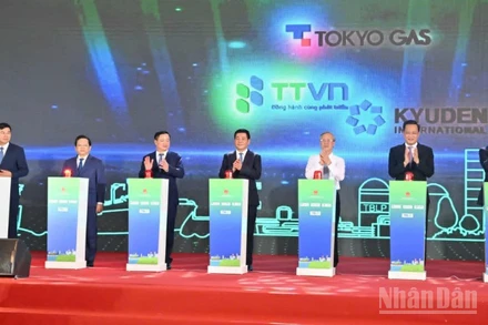 Các đại biểu thực hiện nghi thức khởi công dự án.