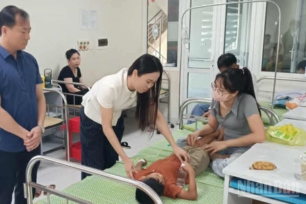 Lãnh đạo Sở Giáo dục và Đào tạo tỉnh Hưng Yên thăm hỏi, động viên các trường hợp nhập viện điều trị.