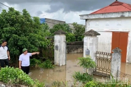 Lãnh đạo xã Tân Thuận (tỉnh Hưng Yên) kiểm tra lũ tại khu vực trạm bơm Bách Thuận, thôn Thượng Xuân.