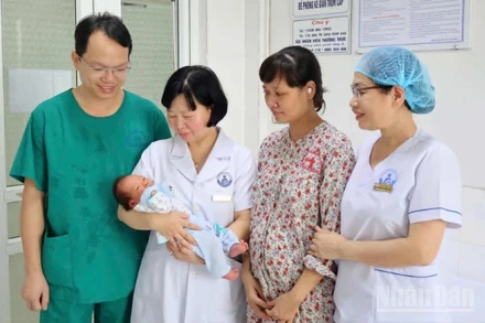 Mẹ và bé hoàn toàn khỏe mạnh sau ca phẫu thuật cắt bỏ khối u hiếm thấy tại Bệnh viện Phụ sản Thái Bình.