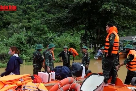 [Video] Nghệ An huy động tổng lực hỗ trợ đồng bào vùng biên giới ứng phó mưa lũ