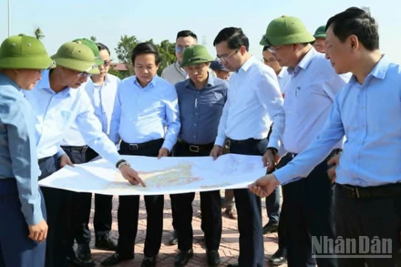 Đồng chí Phạm Quang Ngọc, Chủ tịch Ủy ban nhân dân tỉnh Hưng Yên (thứ 3 từ trái sang) khảo sát khu vực xây dựng nhà ở Phú Xuân (phường Tiền Phong, tỉnh Hưng Yên).