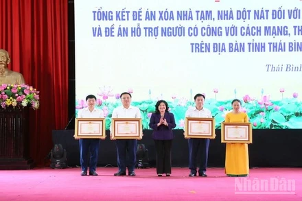 Đồng chí Nguyễn Thị Hà, Thứ trưởng Bộ Nội vụ tặng bằng khen của Thủ tướng Chính phủ cho các tập thể, cá nhân có thành tích xuất sắc trong thực hiện phong trào “Chung tay xóa nhà tạm, nhà dột nát”.