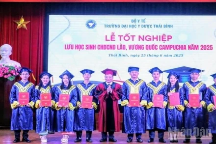 Trao bằng tốt nghiệp cho các lưu học sinh.