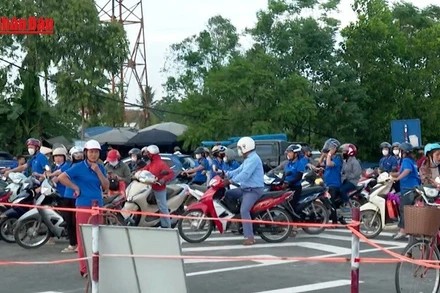 [Video] Cầu Phong Châu mới tạm khai thác, bảo đảm giao thông mùa lũ