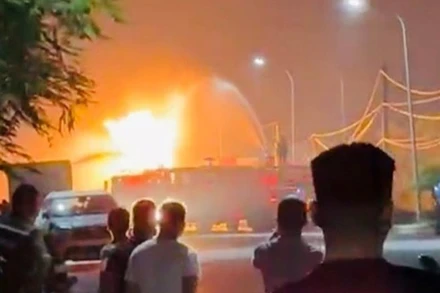 Đám cháy sáng rực một góc trời. (Ảnh người dân cung cấp)