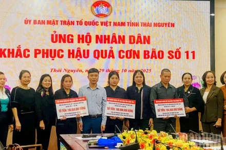 Hội Doanh nhân nữ Thái Bình ủng hộ trực tiếp 3 gia đình ở tỉnh Thái Nguyên mất hết nhà cửa do lũ lụt gây ra.