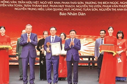 Tổng Bí thư Tô Lâm và đồng chí Trần Cẩm Tú, Ủy viên Bộ Chính trị, Thường trực Ban Bí thư, Chủ nhiệm Ủy ban Kiểm tra Trung ương trao giải A cho đại diện nhóm tác giả Báo Nhân Dân đoạt Giải Báo chí toàn quốc về xây dựng Đảng (Giải Búa liềm vàng) lần thứ IX-năm 2024. Ảnh: DUY LINH.