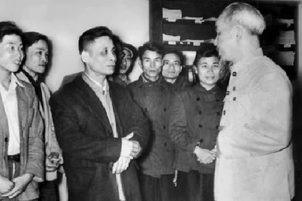 Bác Hồ thăm và chúc Tết cán bộ, phóng viên Báo Nhân Dân năm 1957.