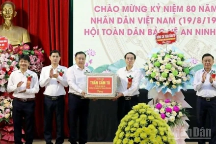 Thường trực Ban Bí thư Trần Cẩm Tú tặng hoa, tặng quà Đảng bộ, chính quyền xã Đông Hưng (tỉnh Hưng Yên).