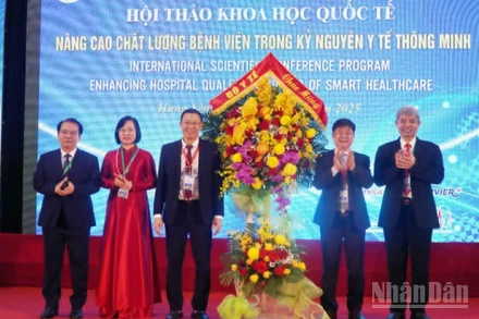 Đại diện Bộ Y tế tặng hoa chúc mừng Bệnh viện đa khoa Thái Bình (tỉnh Hưng Yên) tại Hội thảo khoa học quốc tế.