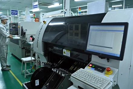 Công nhân kỹ thuật vận hành dây chuyền sản xuất. (Ảnh: nhandan.vn).